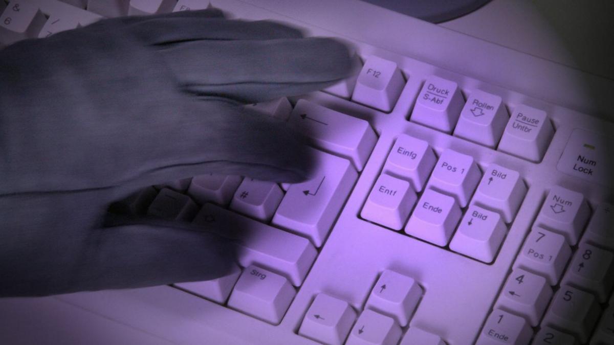 15 romani vinovati de frauda spalare de bani si furt de identitate in sua reteaua de escroci ii