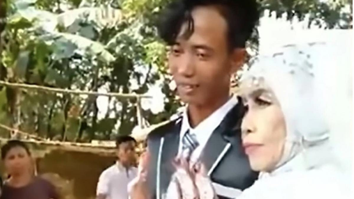 casatorie inedita bunicuta de 65 de ani s a casatorit cu fiul pe care l a adoptat