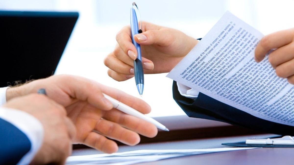 in ce conditii iti poate modifica operatorul contractul de telefonie internet sau televiziune si ce