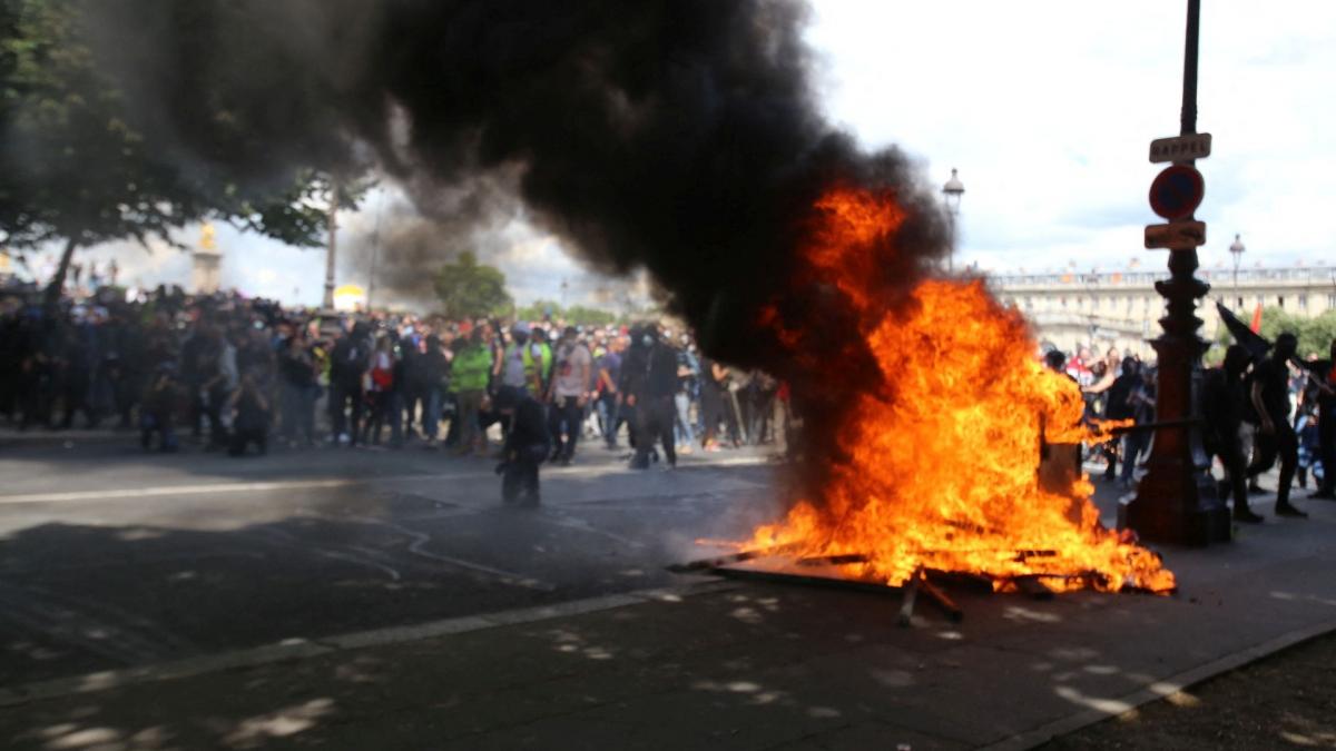 confruntari violente intre sute de protestatari si fortele de ordine pe strazile din paris