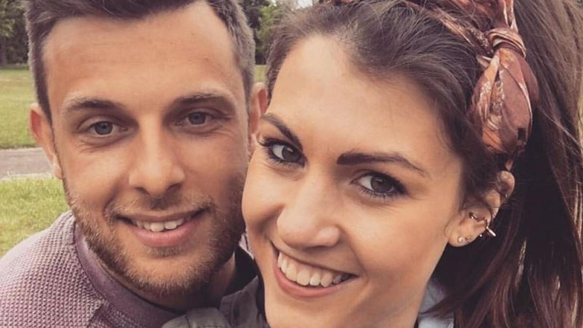 mi am cunoscut sotul la universitate cand mama mi a trimis o fotografie detaliul care mi a scapat