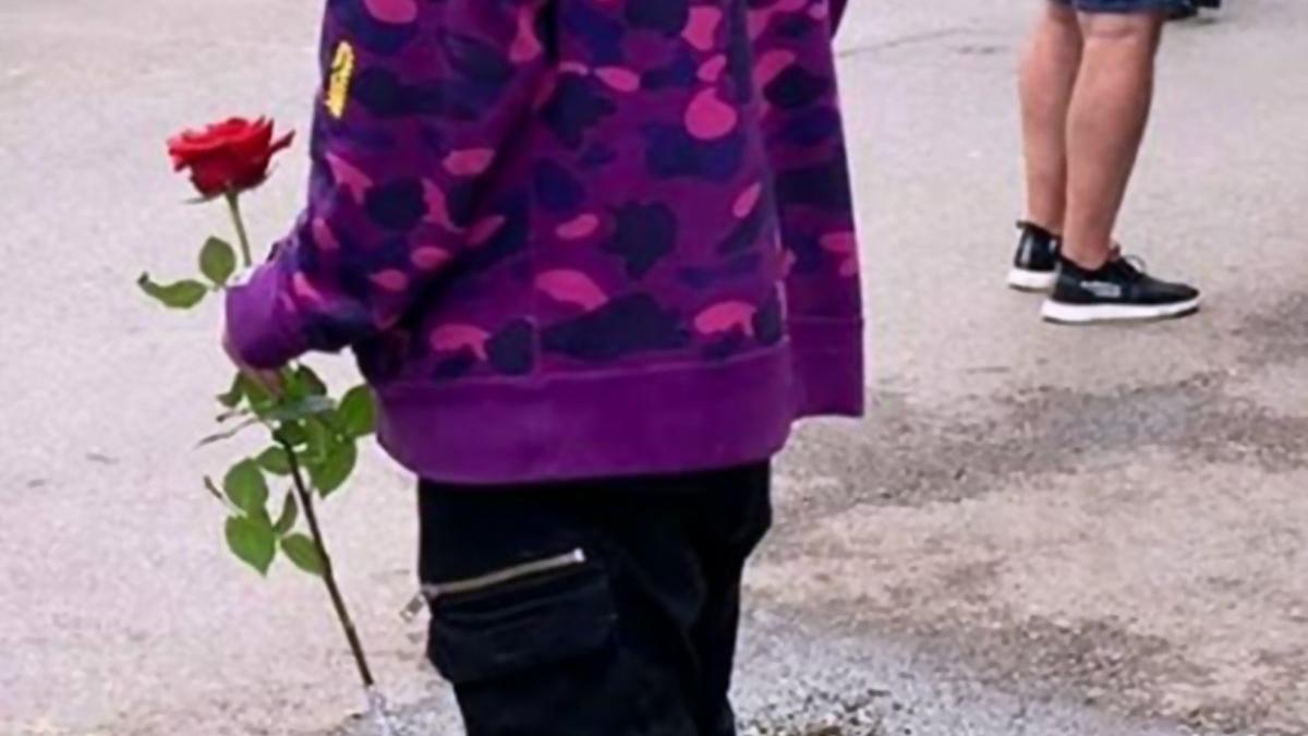 tinea in mana un trandafir si astepta ca iubita lui sa iasa de la examen ce le a spus prietenilor