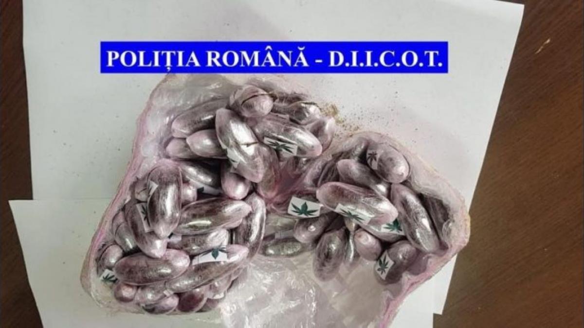 traficanti de droguri prinsi in flagrant cu un colet primit din spania