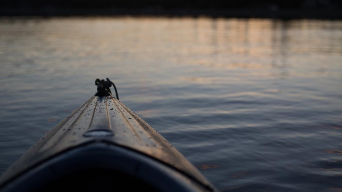 barca rasturnata in parcul herastrau din capitala turisti in pericol de moarte
