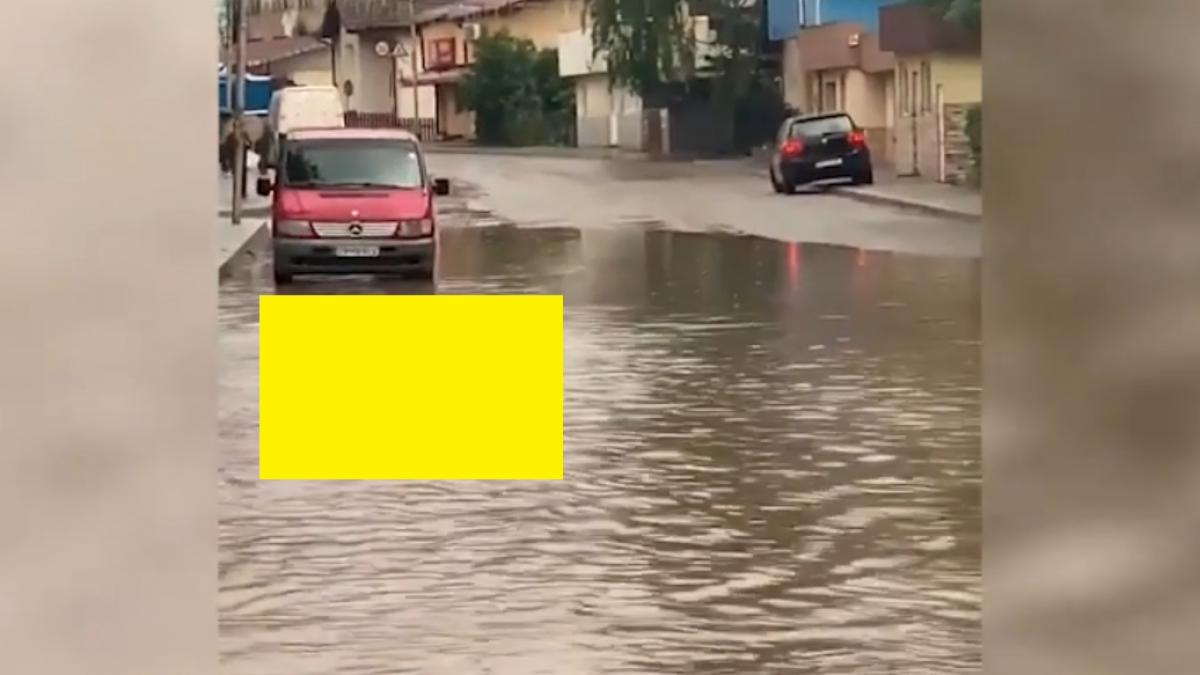 imagini ireale din vatra dornei un barbat a iesit sa inoate pe strada inundata de ploaie