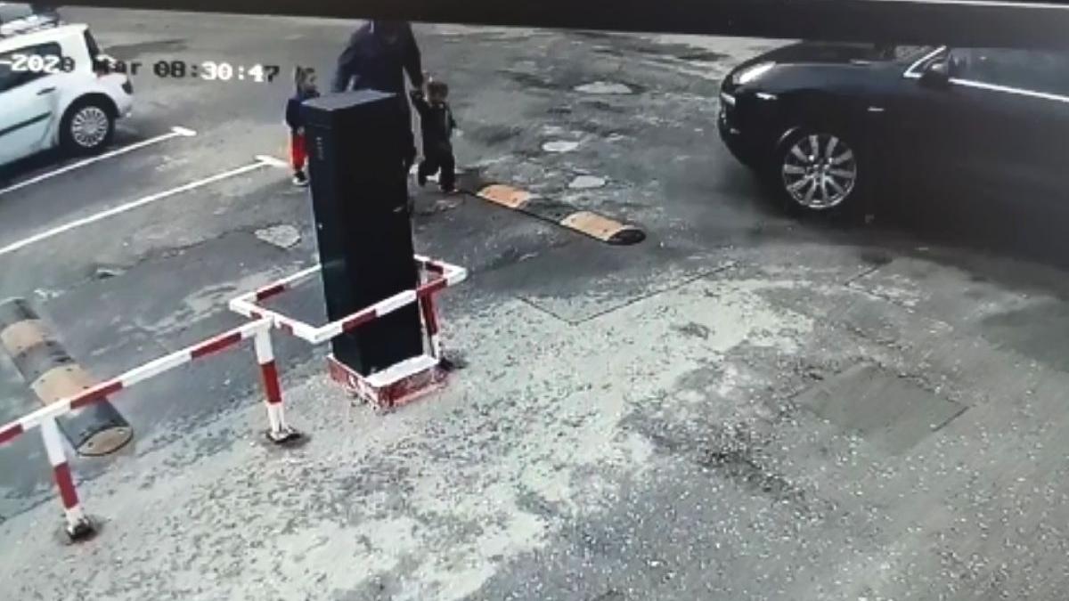 doi copii si bunicul lor spulberati cu masina de un sofer grabit unul dintre minori a ajuns sub