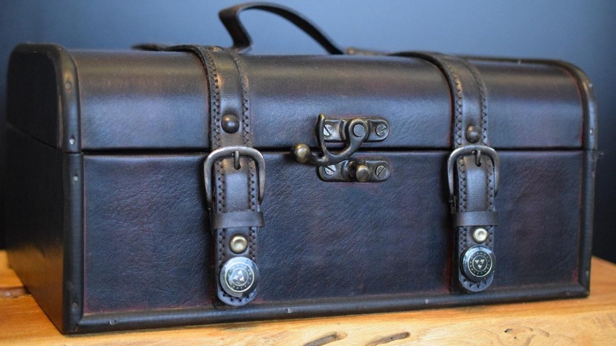 niste adolescenti au descoperit un geamantan pe o plaja turistica ce a urmat le a schimbat viata