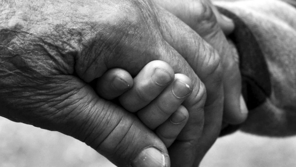 un pensionar din dolj arestat pentru relatii sexuale cu doua surori de 14 si 16 ani cu cea mare a