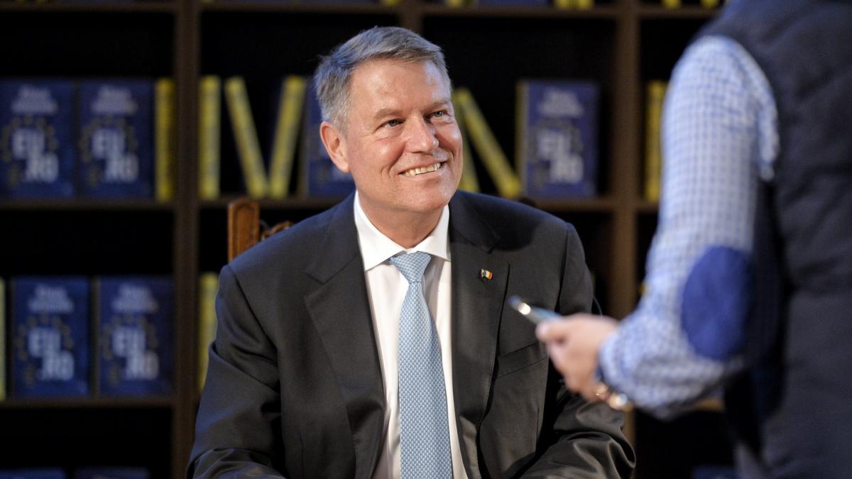 putini romani stiu cati bani a castigat klaus iohannis de pe urma cartilor publicate