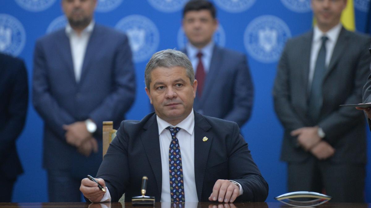 florian bodog senator psd orban si gasca de nesimtiti care chefuiesc in sediul guvernului trebuie