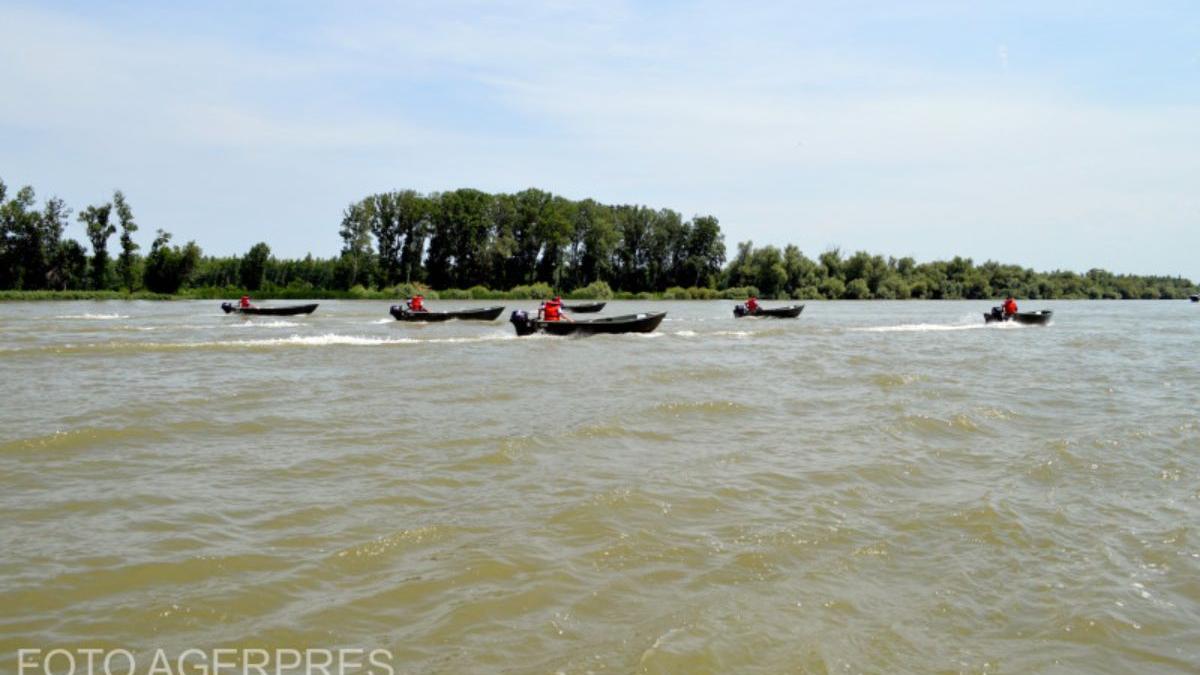 fetita readusa viata asistent cazut barca dunare