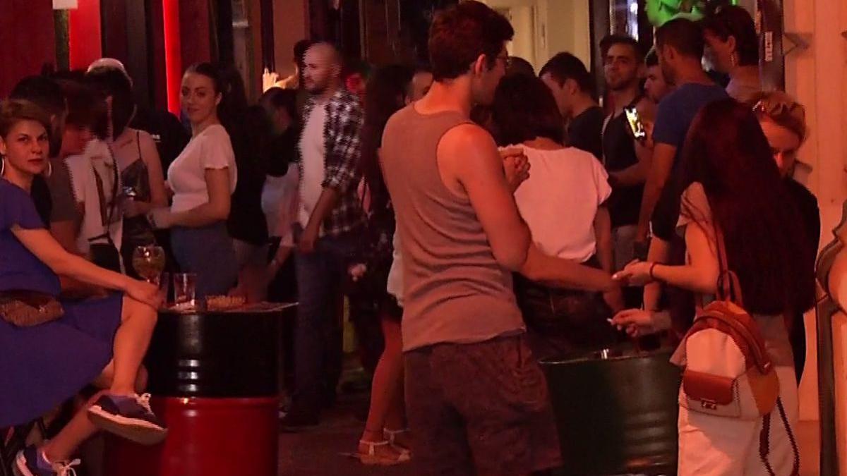 petreceri cu o multime de tineri in centrul vechi al capitalei in plina pandemie de coronavirus