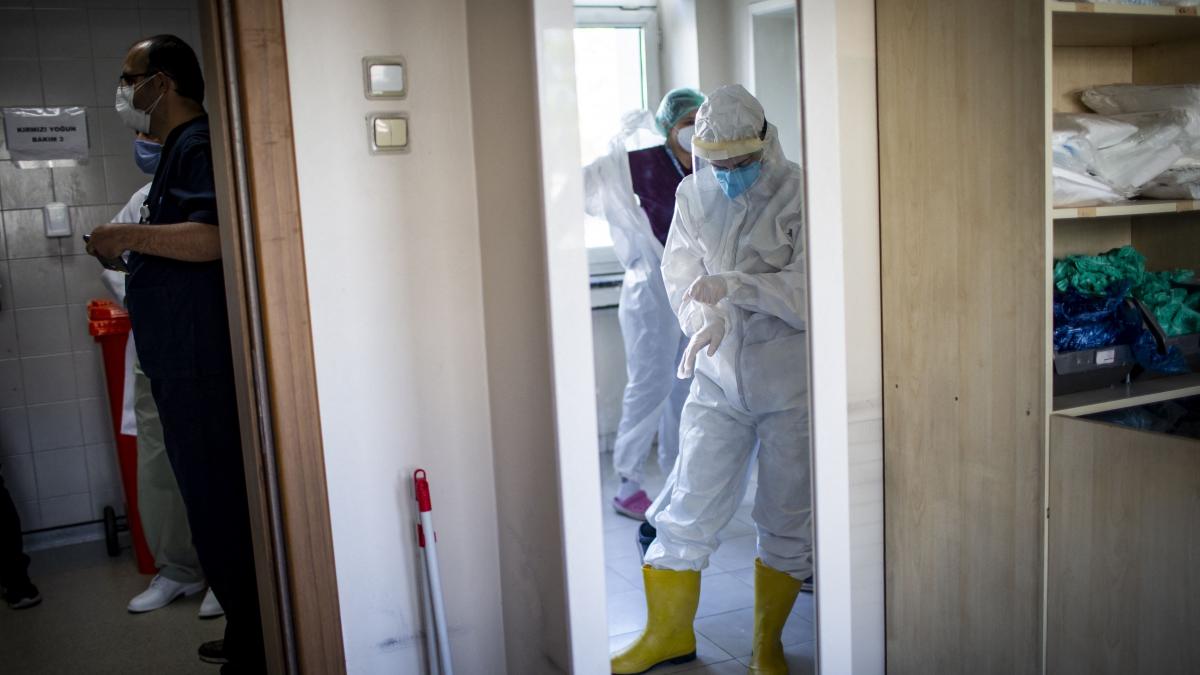 doi barbati cu coronavirus au intrat in contact cu zeci de politisti si medici ce s a intamplat la