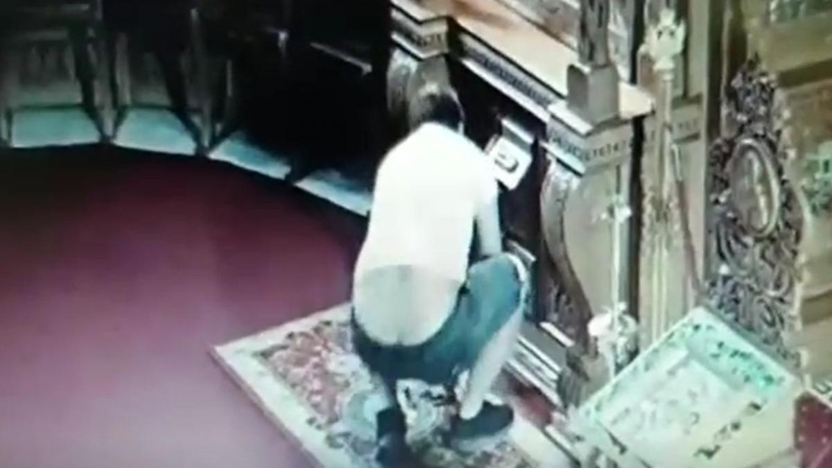 a uitat de cele sfinte a furat din cutia milei chiar in fata camerei de supraveghere