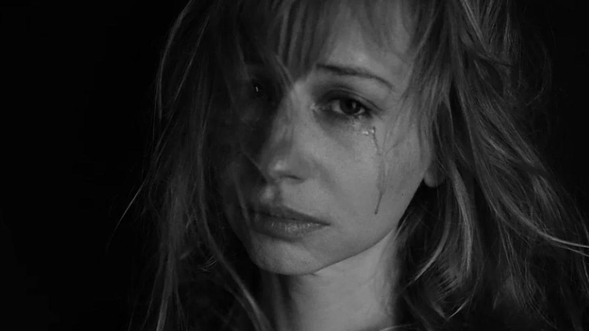 clipe de groaza pentru o tanara romanca a fost injunghiata si stropita cu benzina de iubit dupa ce