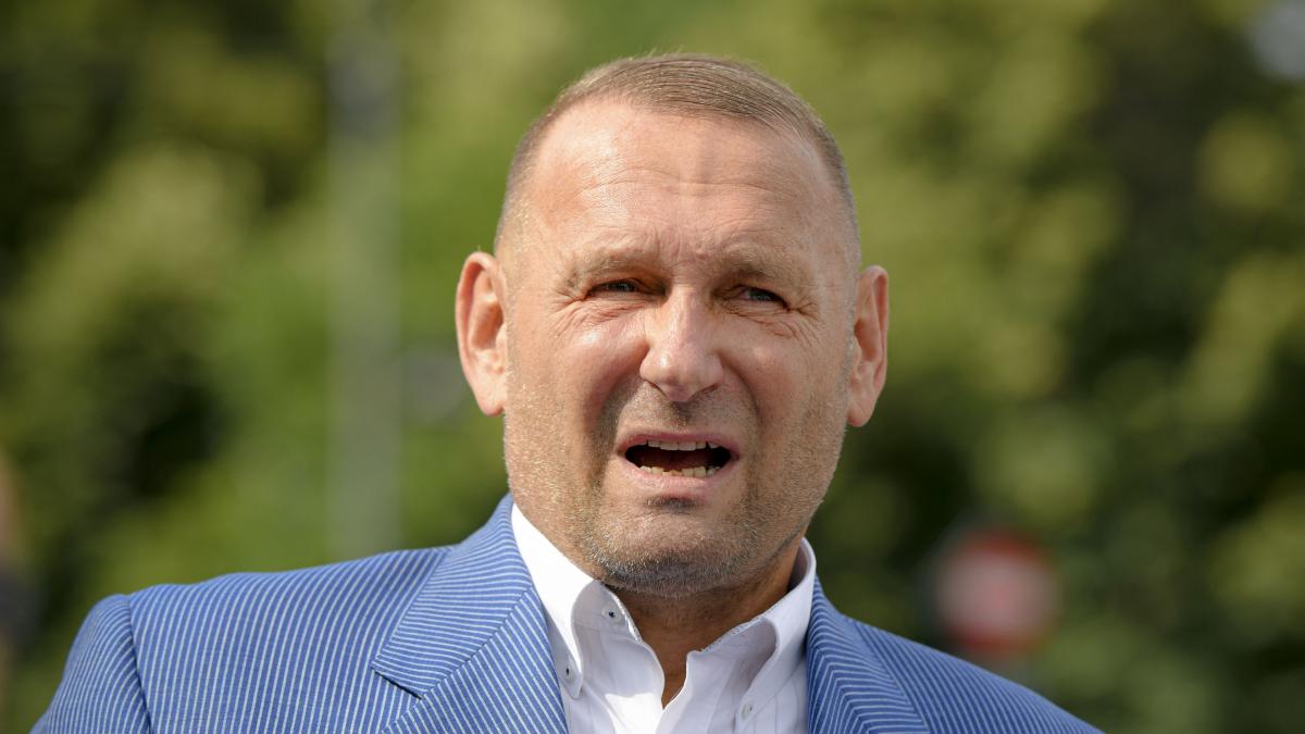 cum a evitat viorel catarama masca de protectie in avion suntem spectatori la un spectacol de circ