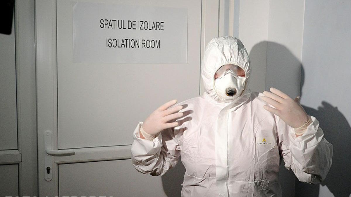 cum rezista medicii care trateaza covid in combinezoane si cizme de cauciuc pe canicula sunt storsi