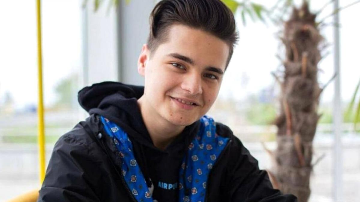 selly umilit de un fost ministru al educatiei l a facut maimuta incaltata cu figuri in cap