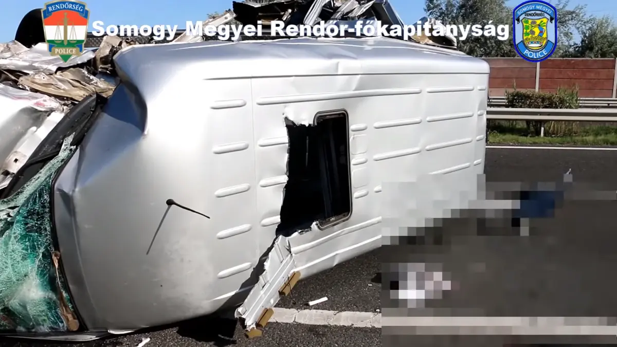 un microbuz cu romani s a rasturnat pe o autostrada din ungaria un mort si opt raniti in accidentul