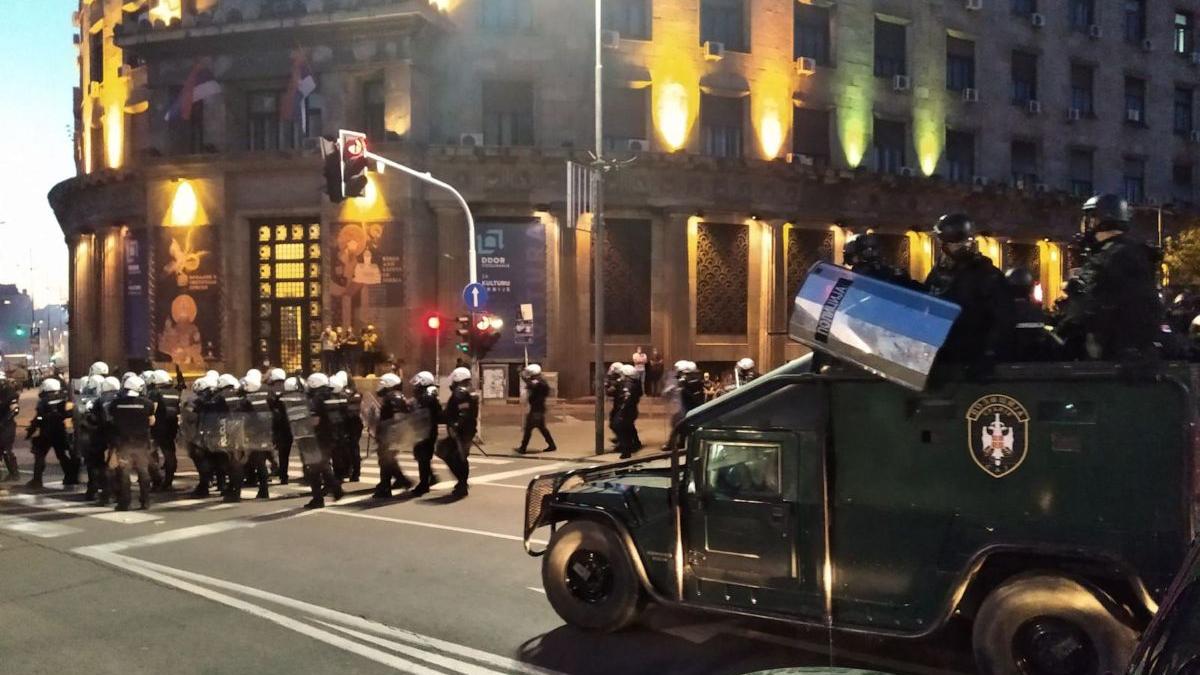 proteste de amploare in serbia dupa reinstaurarea starii de urgenta manifestantii violenti au