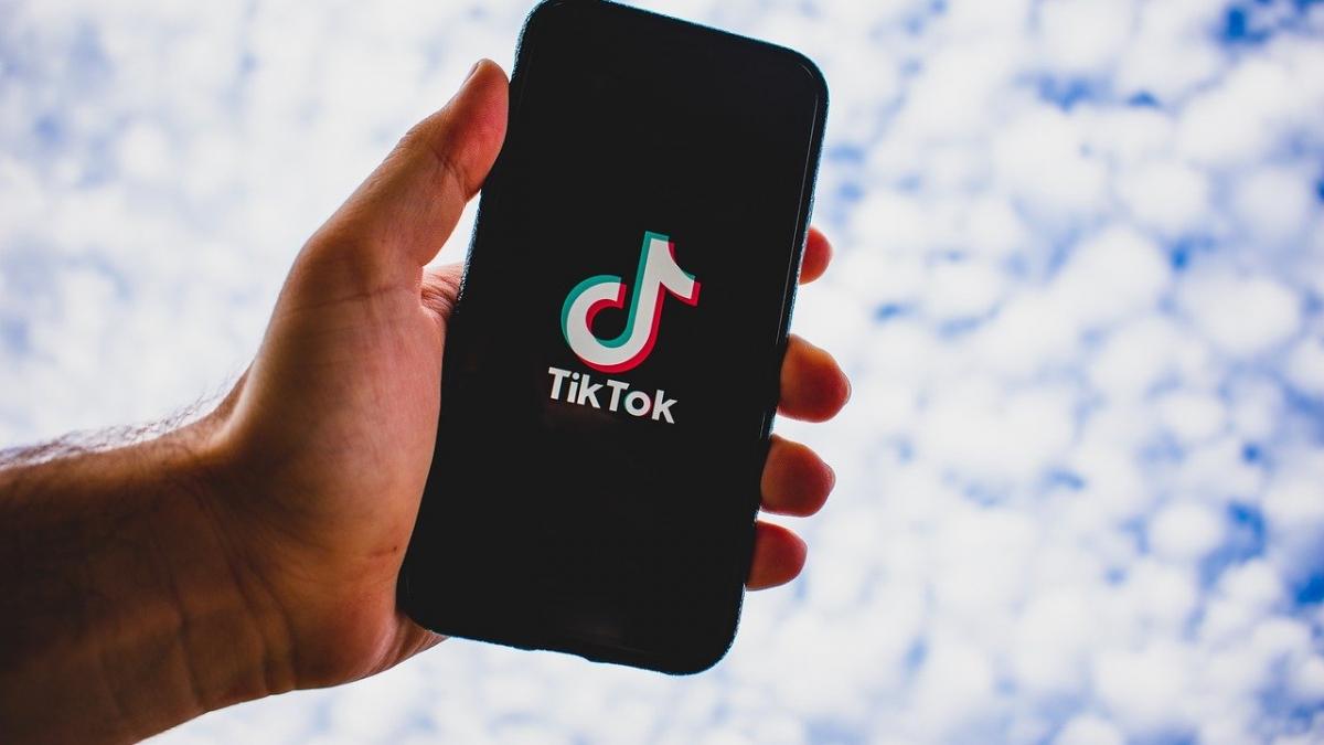 compania care isi obliga angajatii sa sterga aplicatia tik tok de pe telefonul personal
