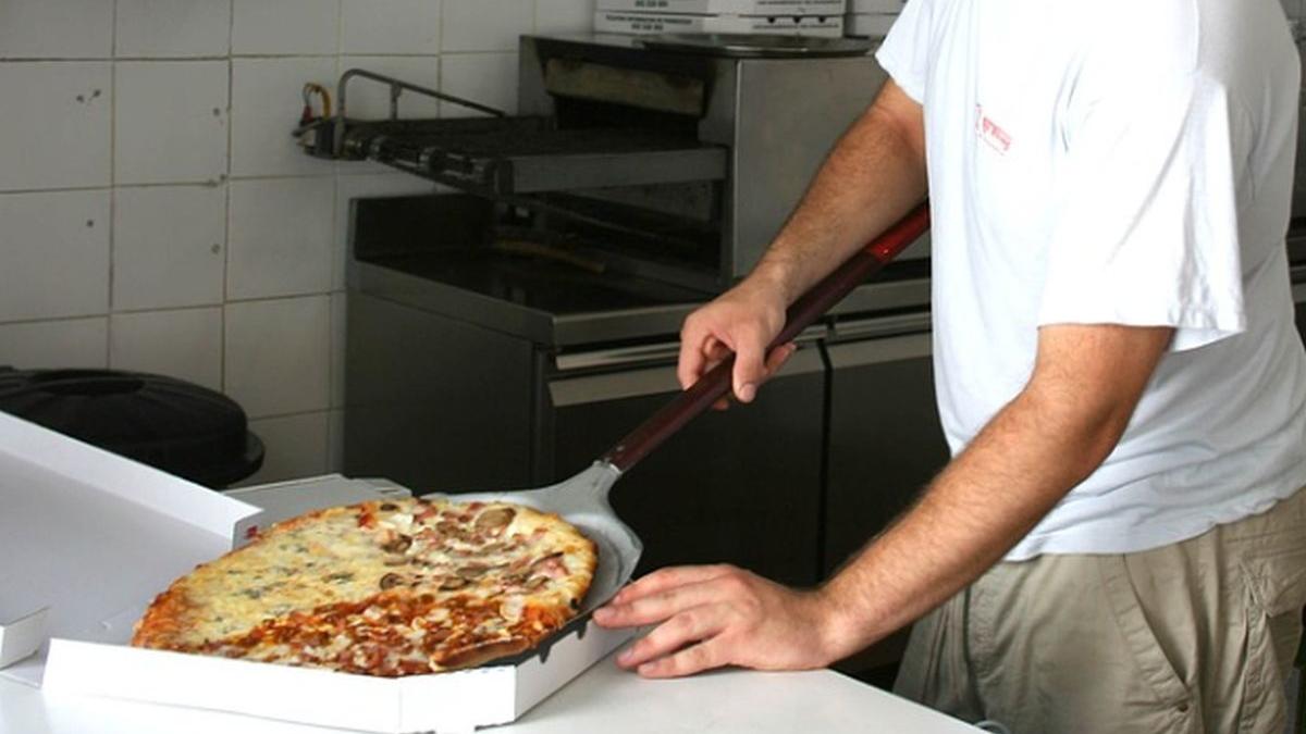 doi pusti din salaj au comandat pizza si au fost retinuti imediat dupa ce le a venit mancarea