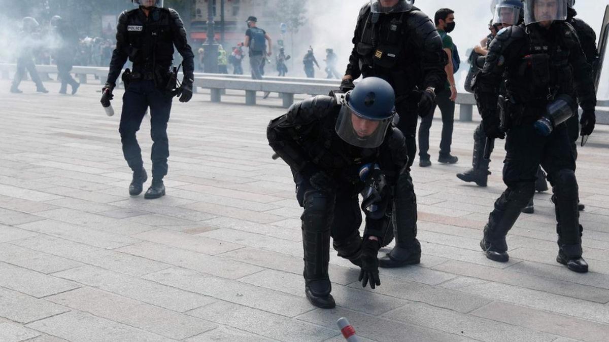 proteste de amploare pe strazile din paris chiar de ziua frantei confruntari violente intre