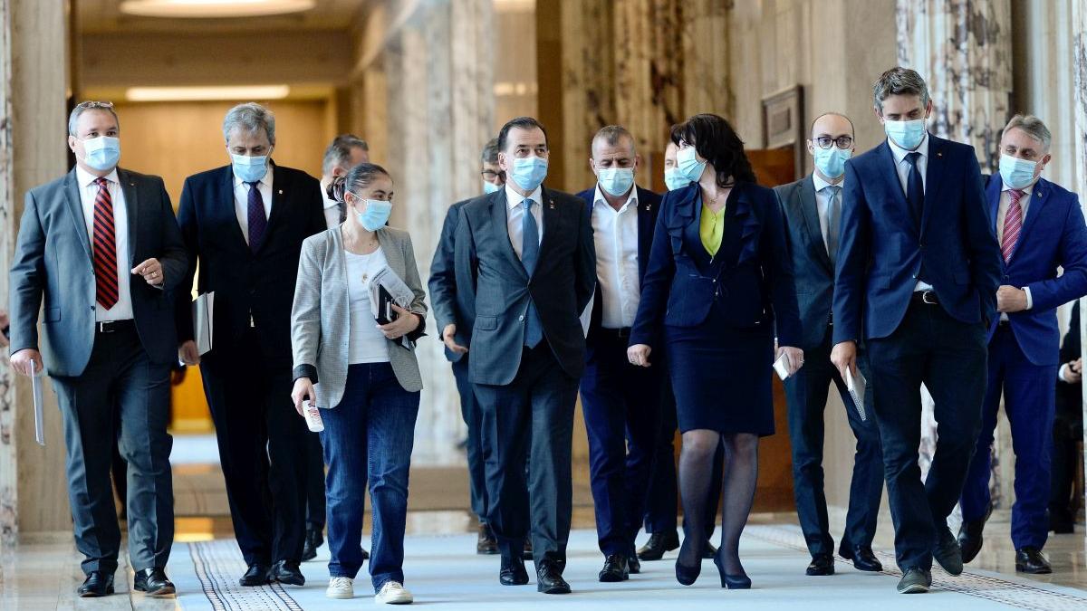 doi ministri din guvernul orban la o intalnire cu un inspector cu covid 19 foto si video