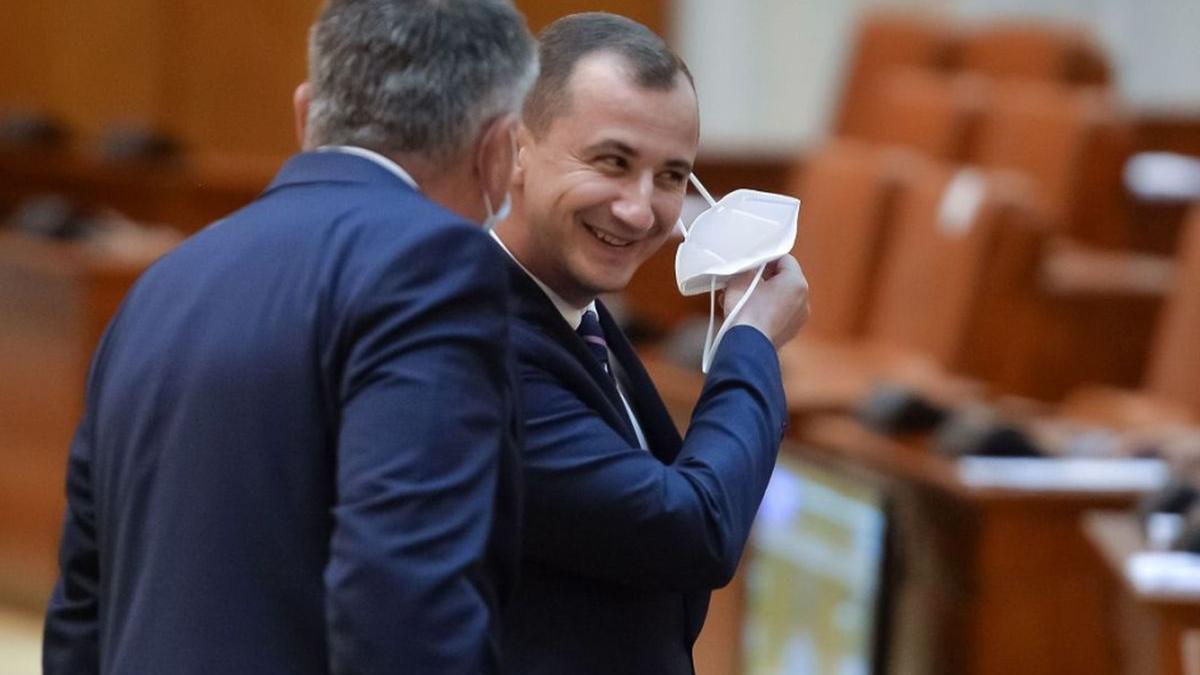 simonis guvernul pnl a produs numai aberatii legislative nu se pot lua decizii coerente la palatul