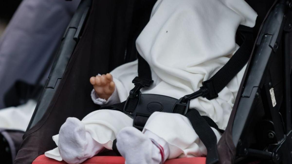 un copil in carucior abandonat in parcarea unui magazin din constanta ce au descoperit politistii