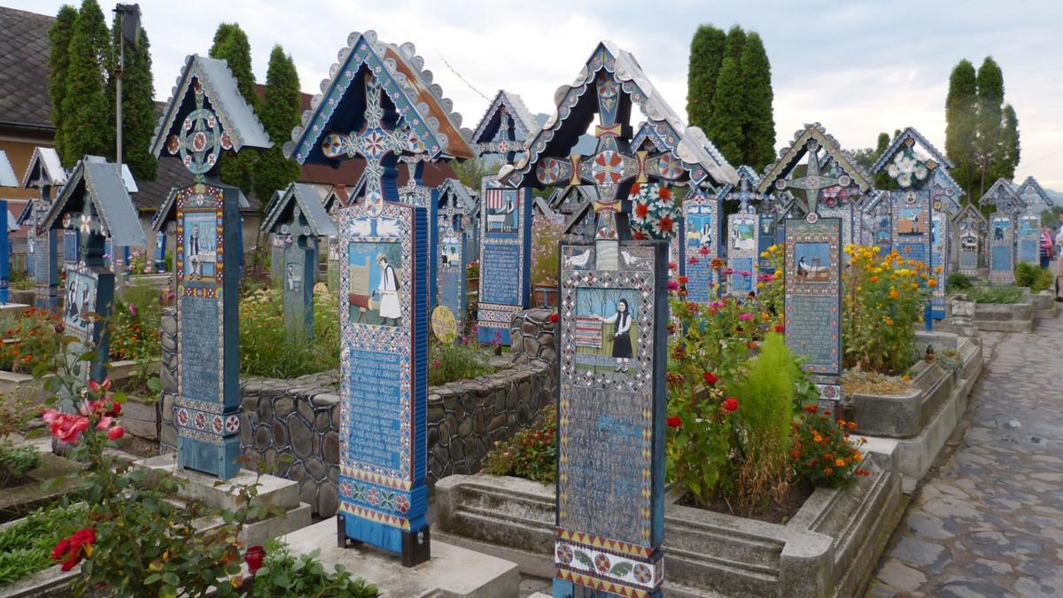 fabulos acestea sunt cele mai amuzante mesaje din cimitirul vesel de la sapanta ce scrie pe crucea