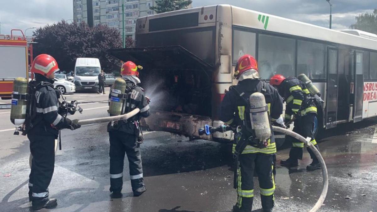 momente de panica in fata garii din brasov un autobuz plin cu pasageri a luat foc