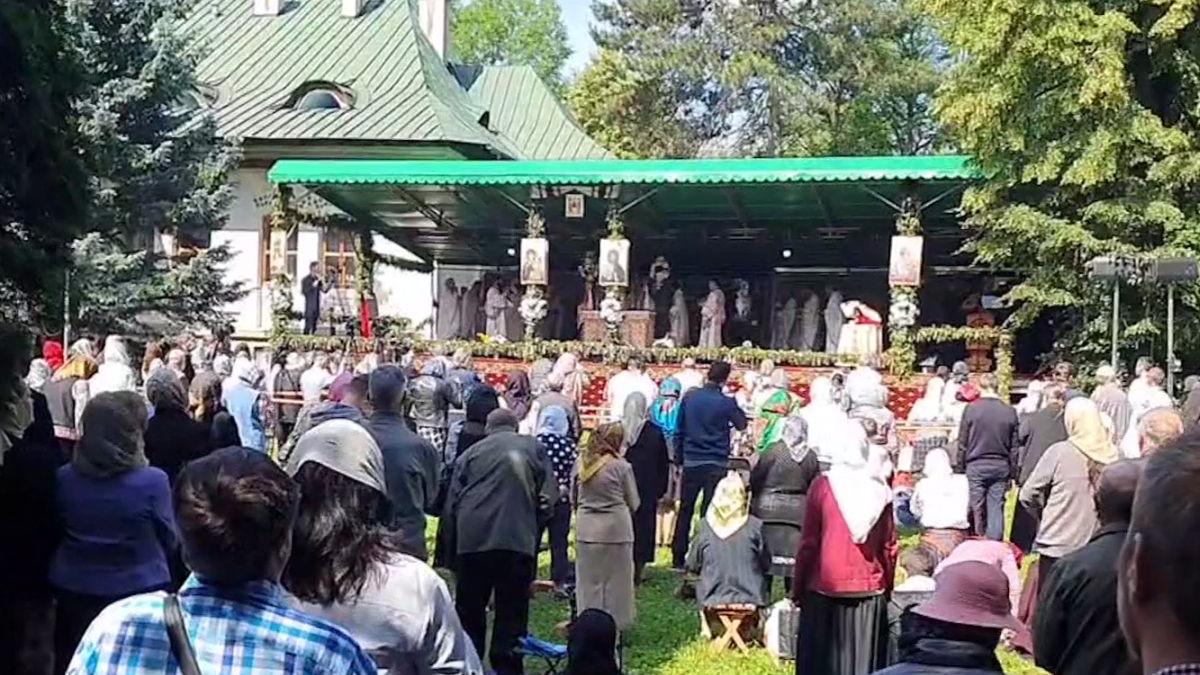 imaginile momentului la o biserica din pitesti preot lesinat si slujba de sute de oameni intrerupta