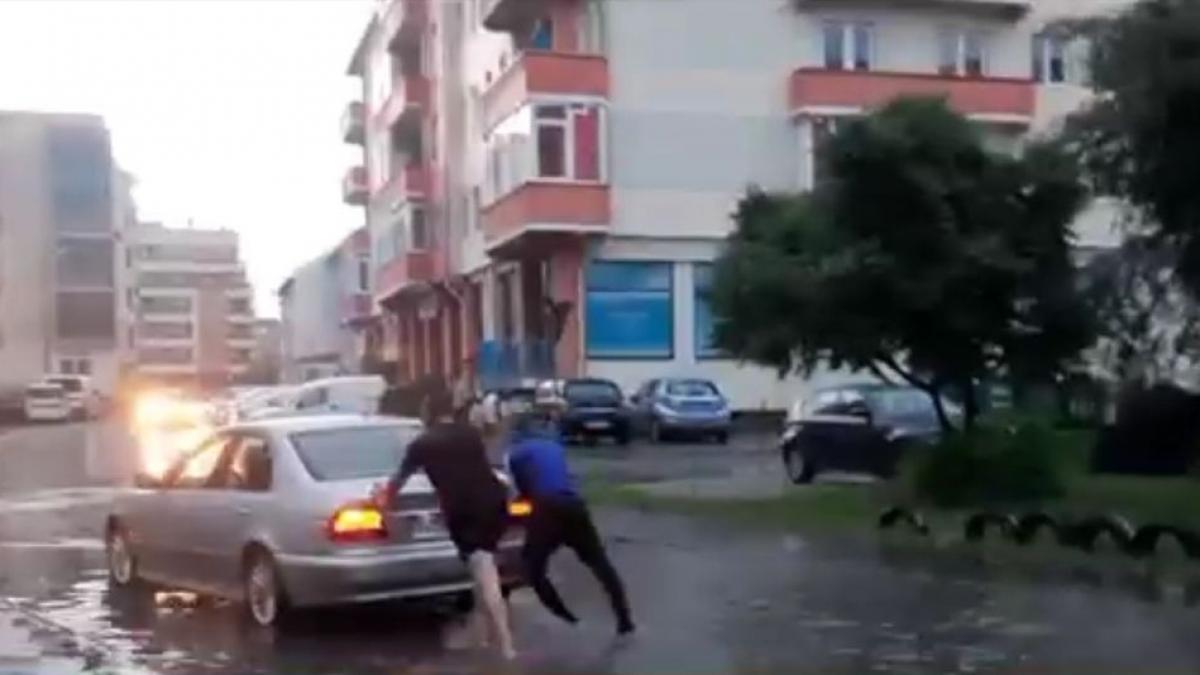 rupere de nori deasupra romaniei oamenii au ramas inconjurati de ape ma duc sa imi cumpar o barca