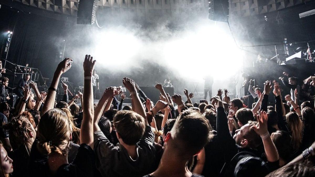 scandal la un club din mamaia din cauza dj ului care nu voia sa schimbe muzica mai multi oameni au