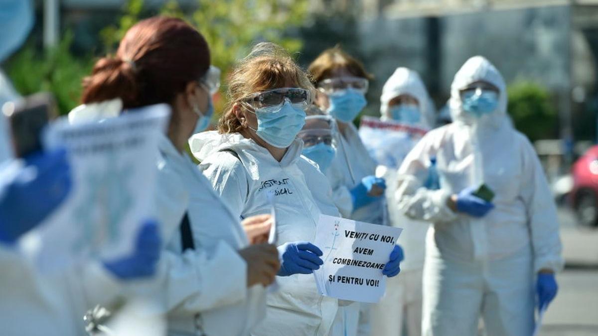medici in combinezoane protest la guvern prima reactie de la minister e risipa de echipamente