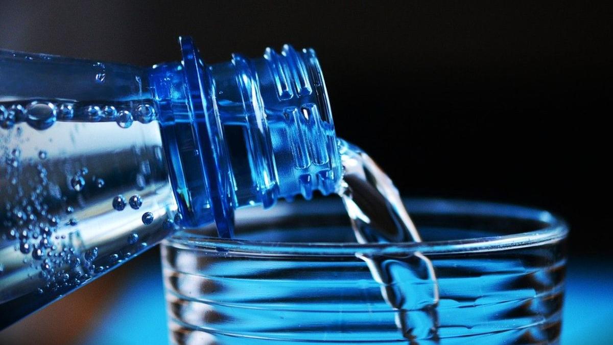 care este cantitatea de apa pe care trebuie sa o consumam zilnic specialistii explica in detaliu ce