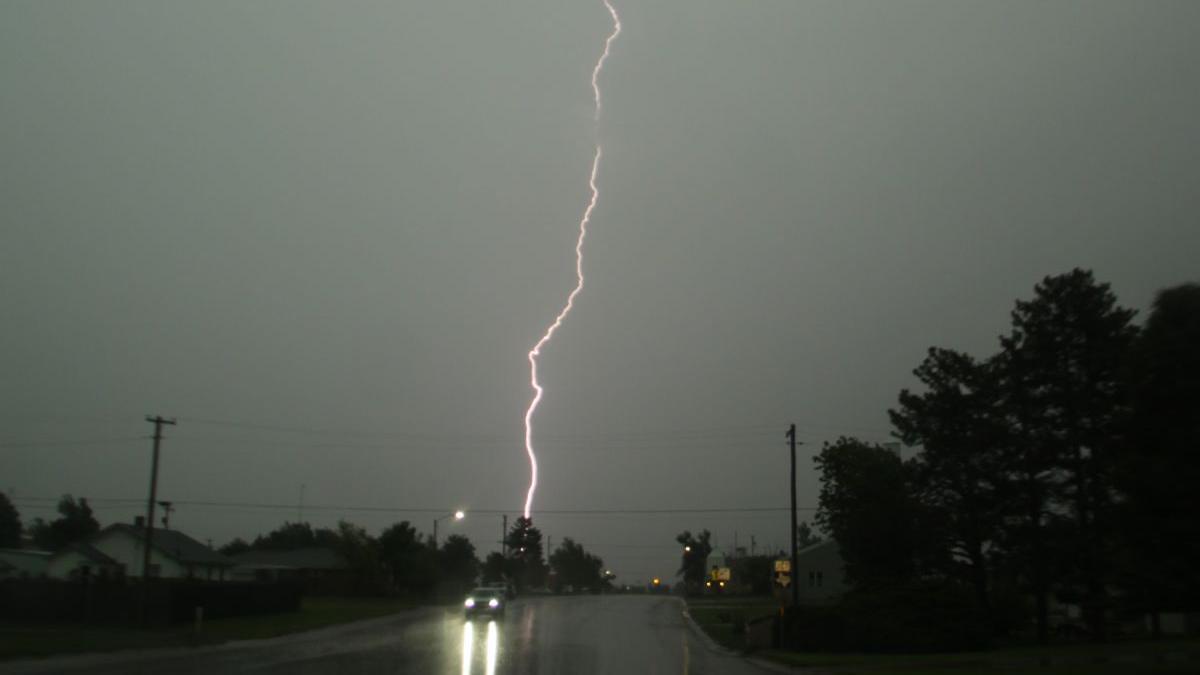 avertizare meteo cod galben de vijelii si ploi torentiale in 16 judete din tara
