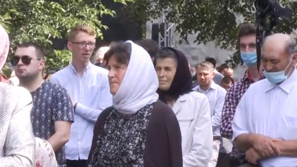 imagini soc la ceremonia intronizarii noului arhiepiscop al sucevei imbulzeala la manastire si