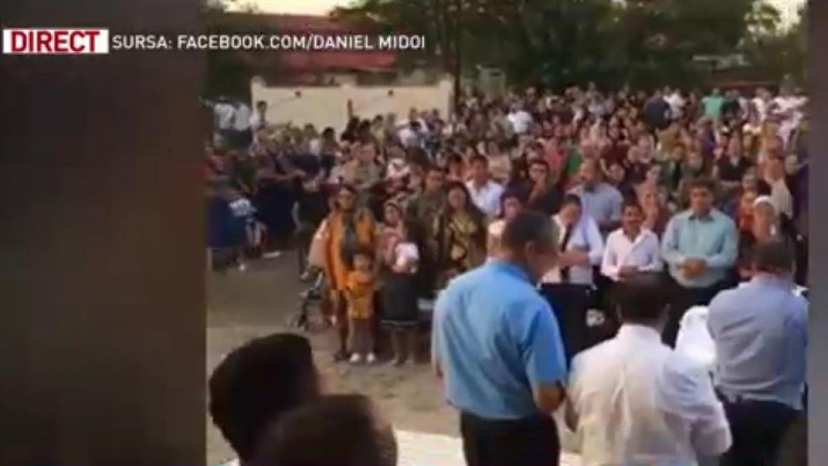 aglomeratie extrema in curtea unui localnic din galati doamne scapa ne ca pierim amin