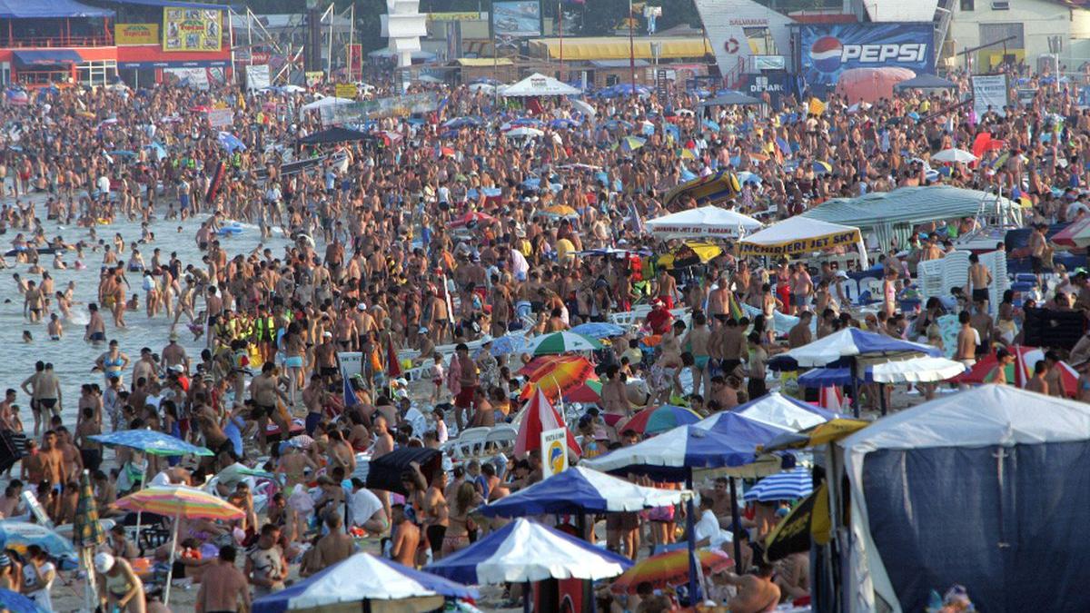 locul in care distantarea sociala nu exista petrecaretii de pe litoral iau in deradere pandemia de