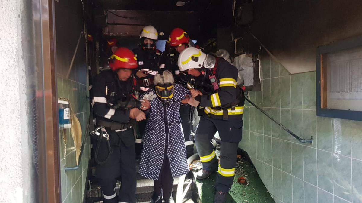 explozie puternica intr un bloc din bucuresti pompierii au intervenit de urgenta