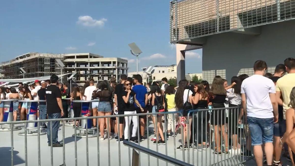 imagini scandaloase la un mall din bucuresti latrau ca stau spatiile inchise ca moare economia video