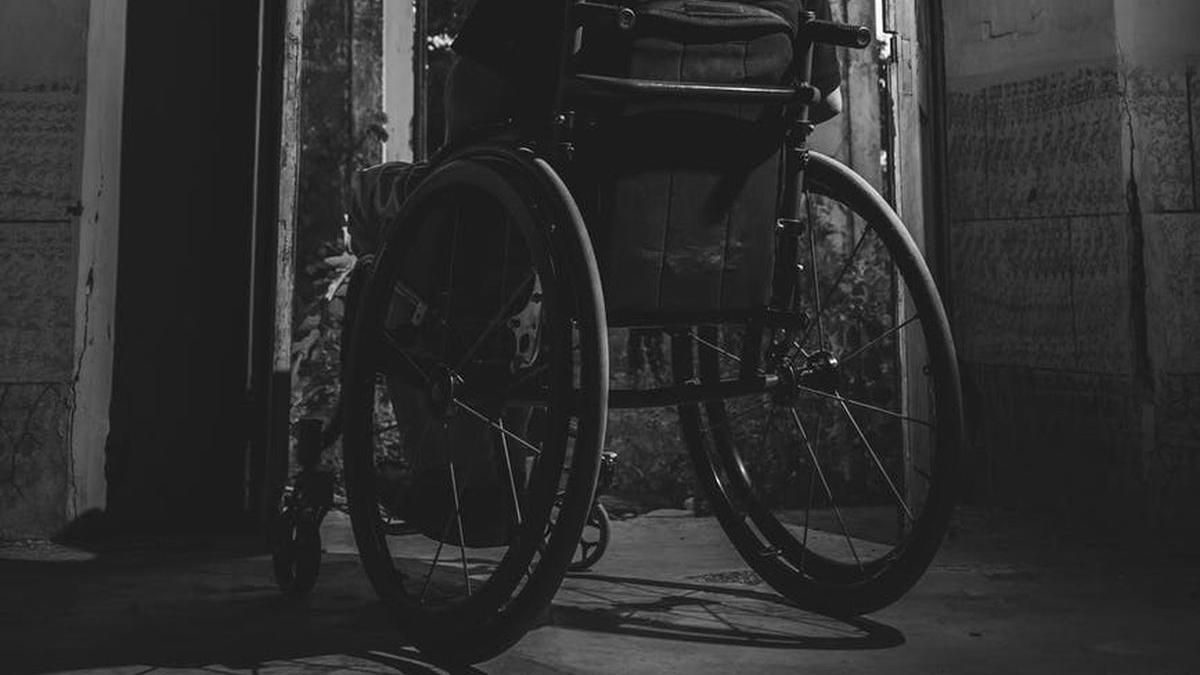 barbat in scaun cu rotile umilit de vecinii de bloc nu mai pot imi vine sa ma arunc cu carutul de