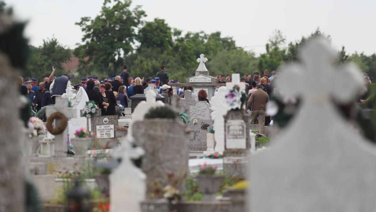 cum a aparut un preot la inmormantarea unui bolnav de covid poza a devenit virala pe internet foto
