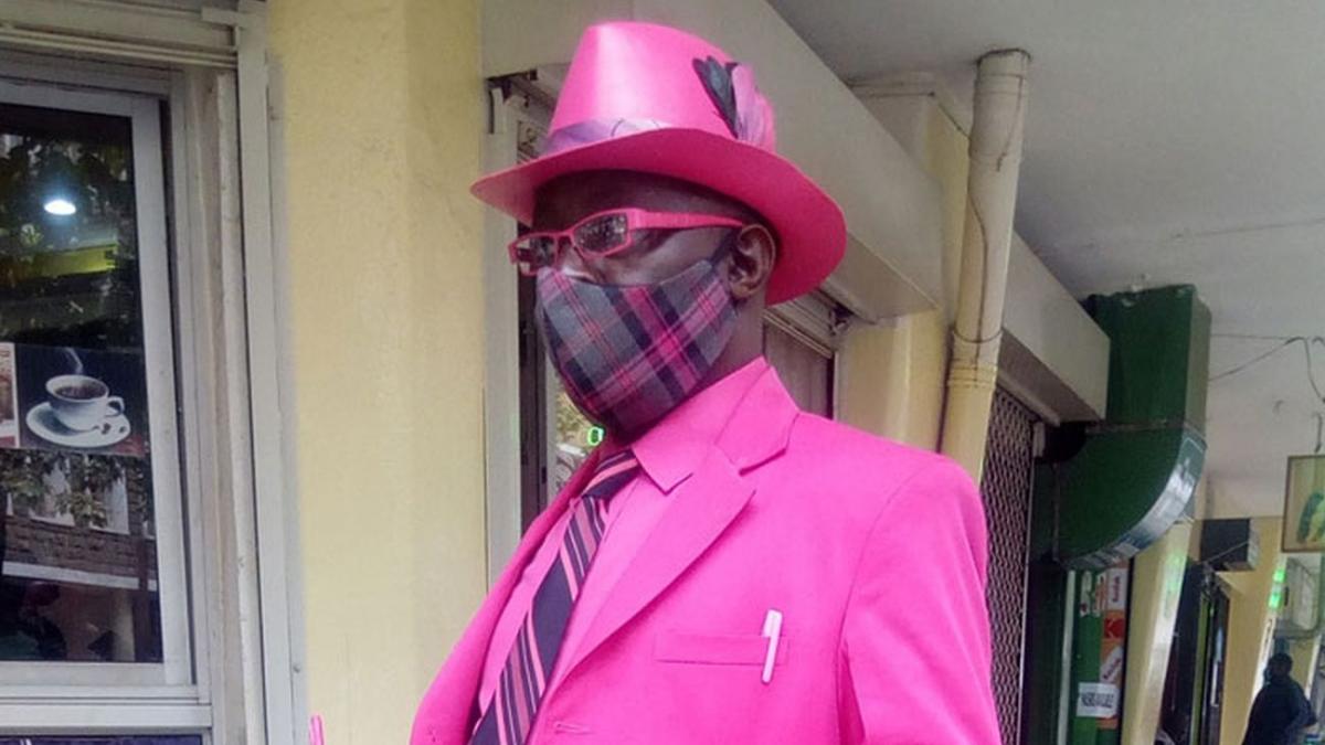 el este cel mai stilat barbat de culoare are sute de costume si accesorii in cele mai vibrante