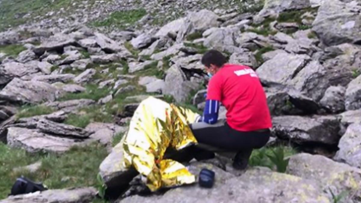 ingrozitor cadavrul unui barbat gasit de doi turisti care se plimbau pe o poteca in masivul parang