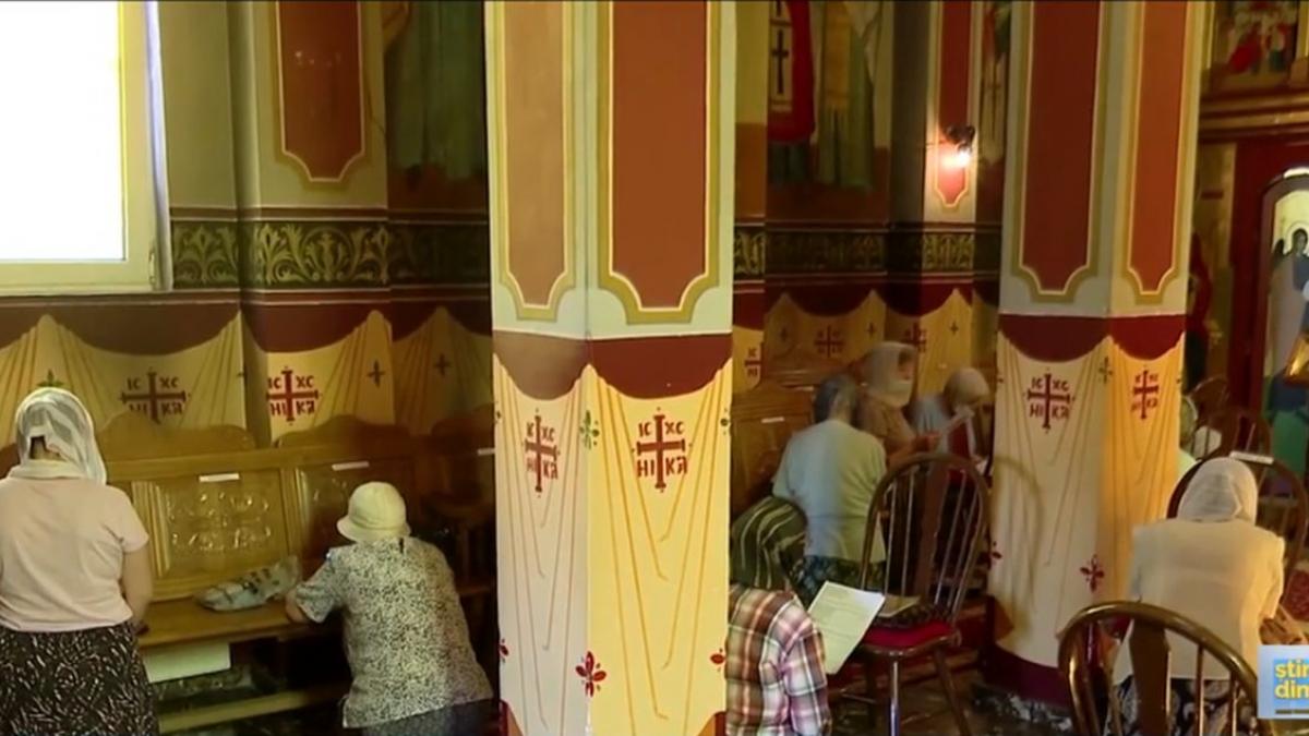 inghesuiala in biserica oamenii s au inchinat si au pupat cutia cu sabia lui stefan cel mare