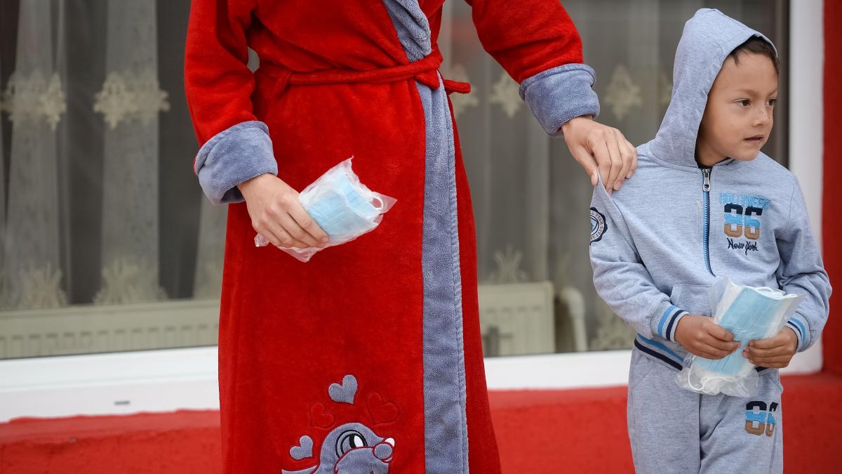 o mama cu copii agresati verbal fiindca nu aveau mastile cu ei sper sa muriti cu totii