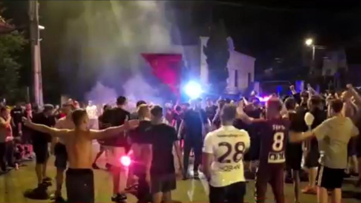 suporterii cfr cluj s au dezlantuit pe strazi si au facut baie in bere fara sa le pese